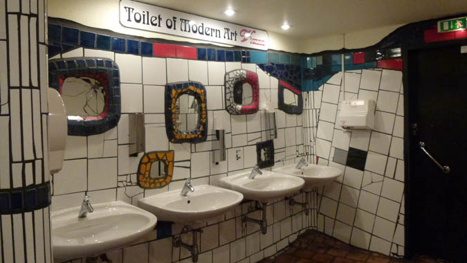 Toilet of modern Art